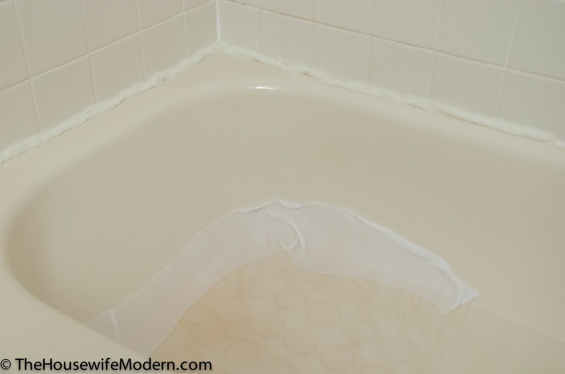 Bathtub Stain_in progress4 I used a thin white cloth soaked and layered it over the bottom. It did not work as well as the coils, but did have an effect.