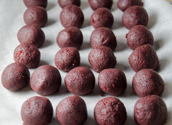 Spiders_prep4 Roll into slightly larger than 1" diameter cake bites. Set on parchment paper and place in refrigerator.