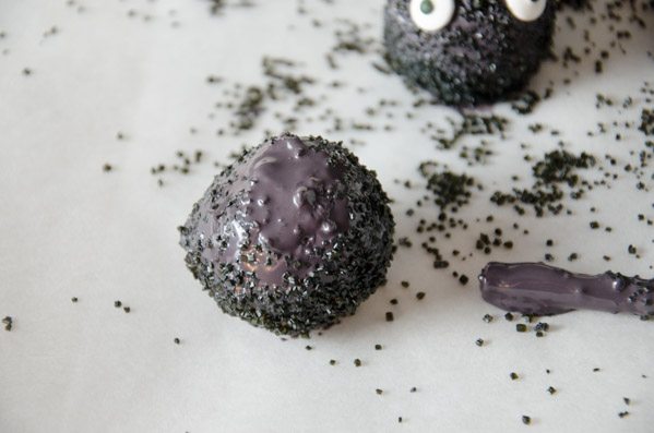 Spiders_prep6 Remove dipping stick. Cover hole with dab of melted chocolate, then sprinkle with black sprinkles.