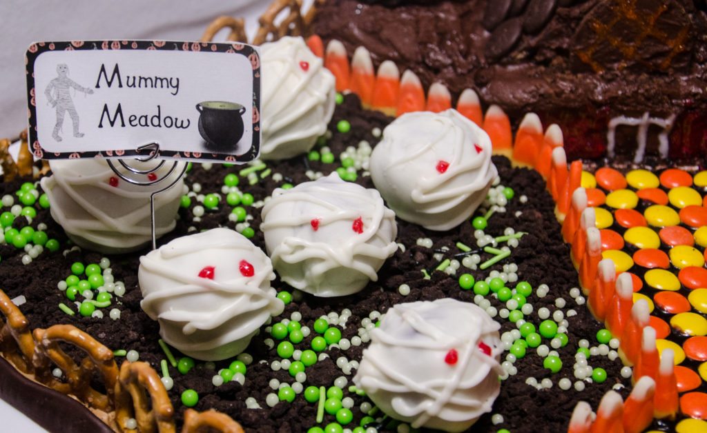 Delicious Halloween Mummies: strawberry cake and white chocolate cream cheese frosting. Easy to decorate, step-by-step pictures.