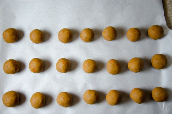LR_Turkey Cake Pops_step1 prep-9 Cake mix rolled into balls; ready to go into fridge for at least 20 minutes.