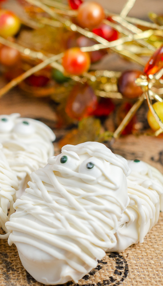 Halloween Mummies. White chocolate, peanut butter filling, decorated for Halloween. No-bake dessert that is cute and so delicious! #halloween #halloweenmummies #mummies #peanutbutter #whitechocolate