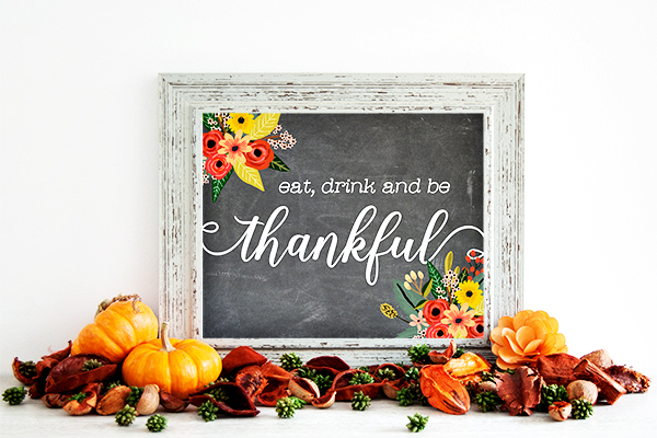Eat, Drink, and be Thankful Wall Art. Part of Free Thanksgiving Printables Round-Up. Over 50 free Thanksgiving printables including decor, planners, labels, food decoration, and more! #thanksgiving #free #printable #freeprintable #thanksgivingprintable