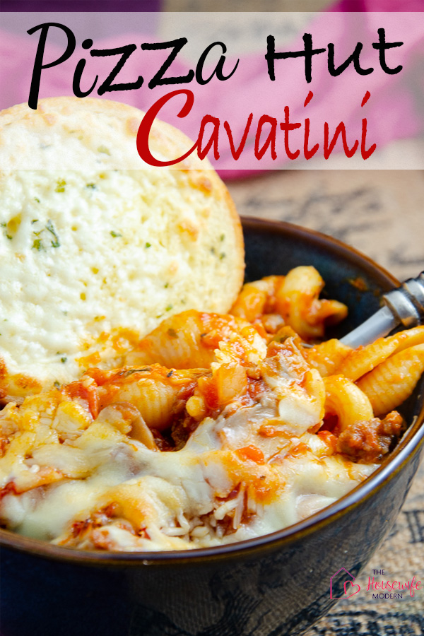 Pin image for copycat Pizza Hut Cavatini. Blue bowl with garlic bread.
